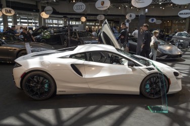 mclaren-artura-do-bugatti-diva.jpg