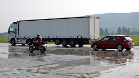 u-kamionu-ze-100-kmh-za-40-metru.jpg