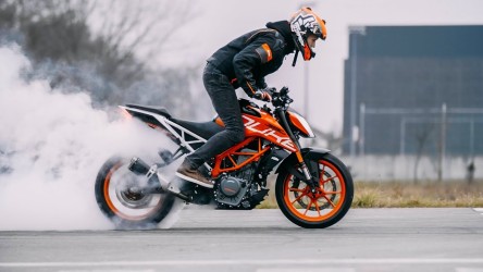 burnout-jizda-na-prednim-a-zadnim-za-150000-zvlast.jpg