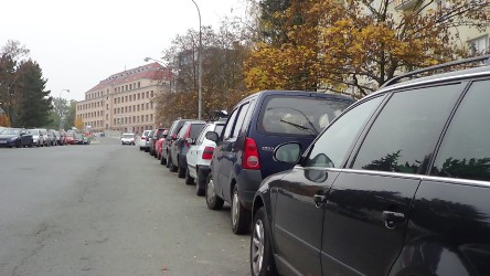 parkovani-nad-auty-stojicimi-na-ulici-ve-vzduchu.jpg